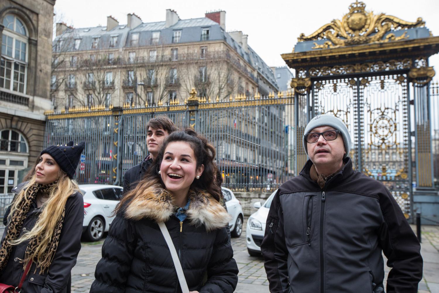 <a href='http://ammv.ngskmc-eis.net'>bv伟德ios下载</a>学院法语教授Pascal Rollet带领学生们到巴黎游学.